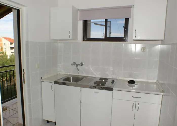 With Parking Space Sutivan, Brac - 747 شقة *